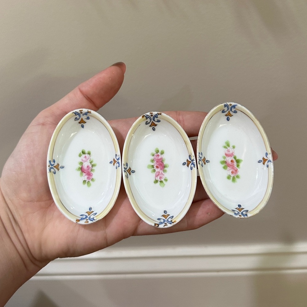 Hand painted butter pats - Picture 4 of 5